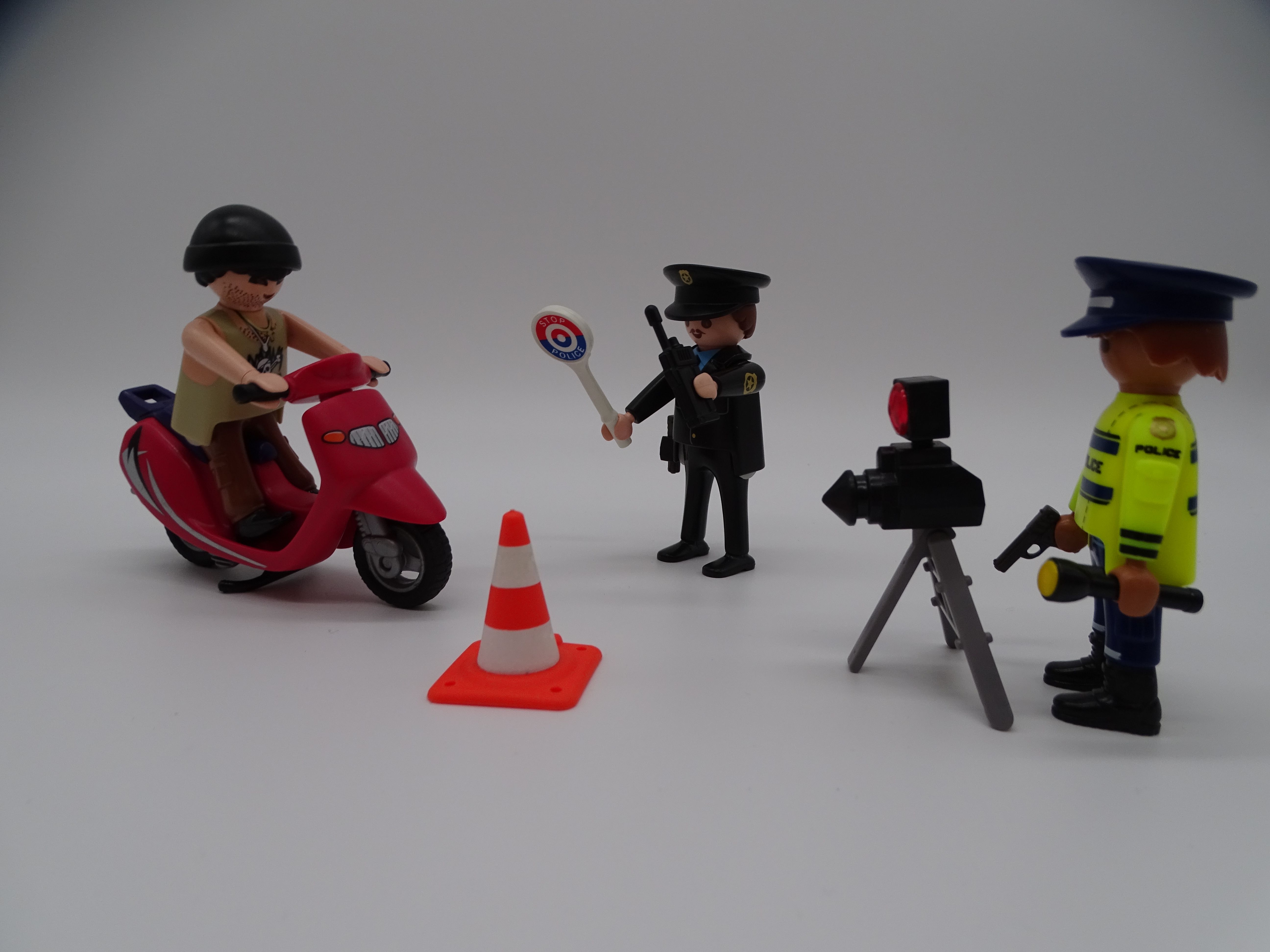 Voir photo 3 de Playmobil pièce unique « Le contrôle de Police » d'occasion PLAYMOBIL - Dès 6 ans | Ref 13375 Playmobil pièce unique « Le contrôle de Police » d'occasion PLAYMOBIL - Dès 6 ans | Ref 13375 Très bon état - Vue 3 -
